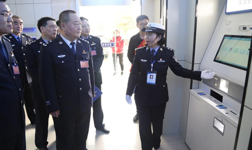 超遠(yuǎn)車駕管24小時(shí)自助服務(wù)區(qū)助力“安徽公安交管服務(wù)質(zhì)量提升”獲好評(píng)