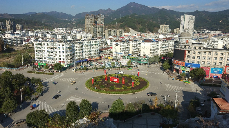 “環(huán)島信控”為學(xué)生通行安全展現(xiàn)大愛